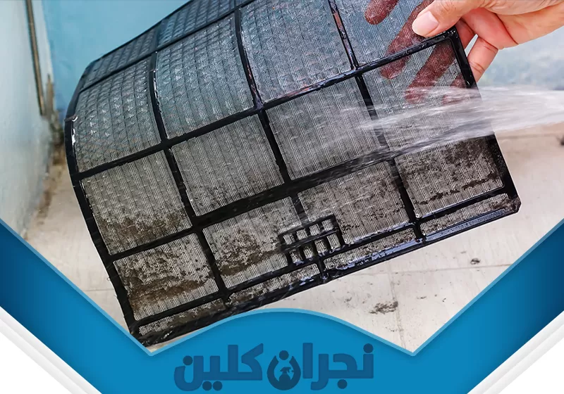 تنظيف مكيفات عمالة فلبينية بنجران 0566353695 نجران كلين تُظهر الصورة فني مكيفات فلبيني من شركتنا أثناء تنظيف فلتر المكيف باحترافية، ما يعكس دقة خدماتنا في صيانة وتنظيف المكيفات لضمان هواء نقي وكفاءة عالية للتبريد.