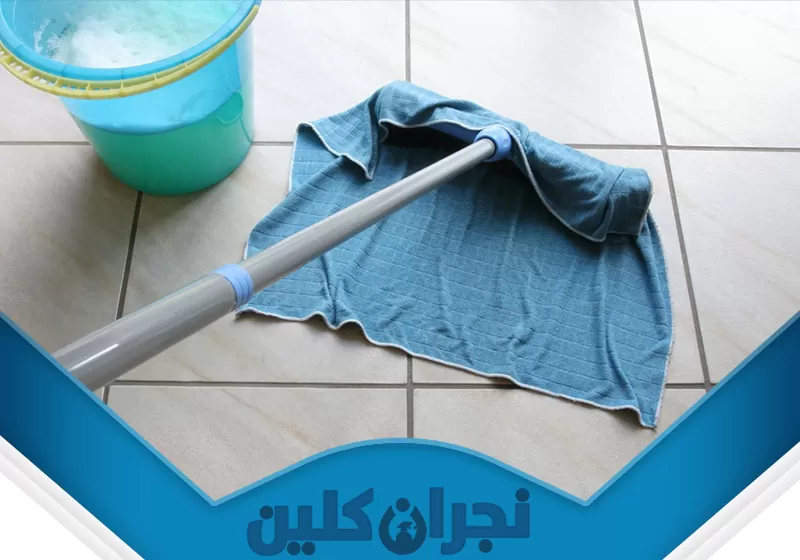 تنظيف الاثاث بنجران 0566353695 نجران كلين يقوم فني تنظيف بنجران بمسح الأرضية باستخدام قماش مايكروكلين وبجواره دلو يحتوي على ماء ومنظف، مما يساعده على إزالة الأتربة والبقع بفعالية عالية