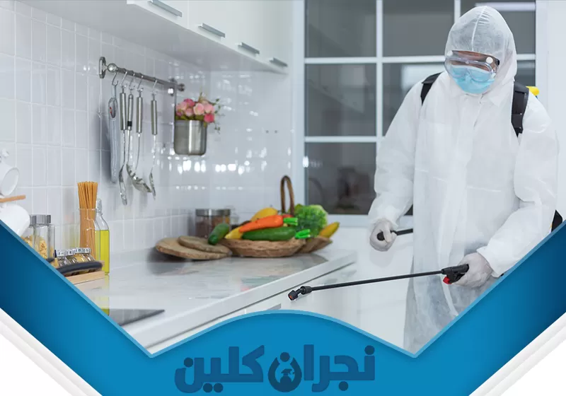 رش حشرات بنجران 0566353695 نجران كلين فريق شركتنا يرتدي يقوم يرش مبيدات في مطبخ عصري بطريقة احترافية، مما يعكس خدمات مكافحة الحشرات الاحترافية للحفاظ على بيئة صحية ونظيفة في المنزل.