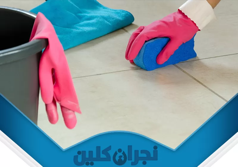 تنظيف بالبخار بنجران 0566353695 نجران كلين يقوم فني تنظيف بنجران باستخدام ممسحة الألياف الدقيقة مع أدوات التنظيف لإزالة الأتربة والبقع من الأرضية، مما يجعلها نظيفة ولامعة بلمسة احترافية.